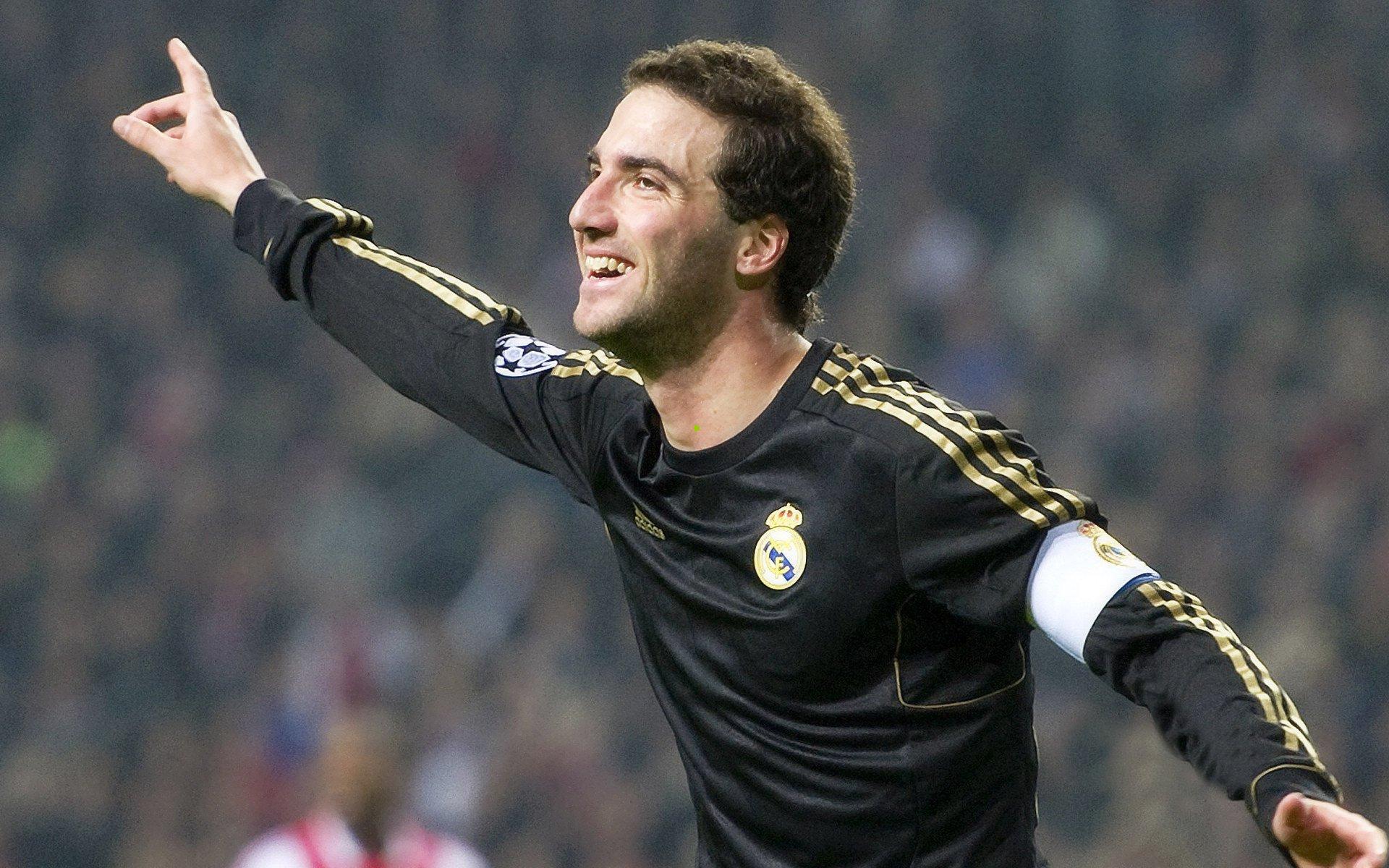 pg：灯耀卢塞尔，梅赛德斯发布F1卡塔尔大奖赛车队海报